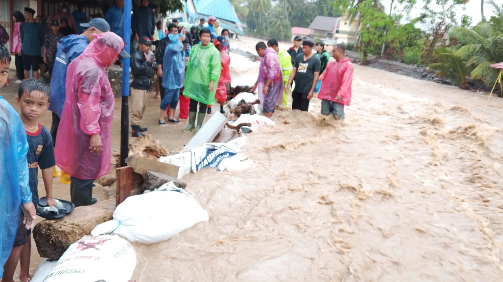 Saniang Baka Solok Kembali Banjir, Jalan dan Rumah Warga Terendam
