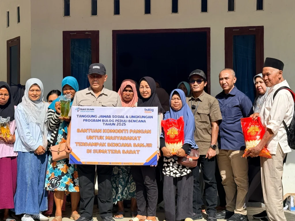 Wadirut Bulog Serahkan Bantuan TJSL di Kawasan Batu Busuak Padang dan Pastikan Ketersediaan Stok Pangan Aman