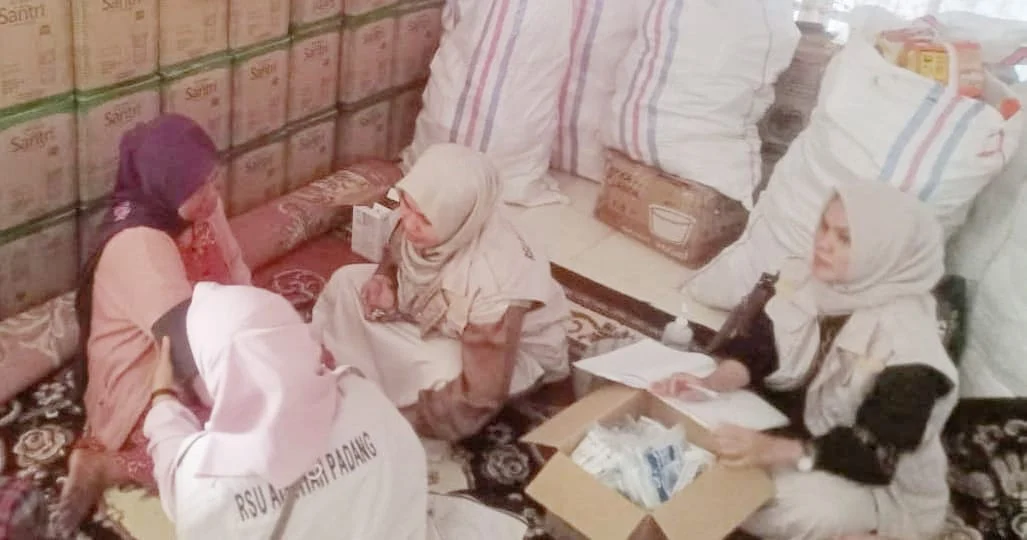 EMT RSU ‘Aisyiyah Padang Tembus Banjir Demi Layani Masyarakat Korban Banjir di Kabupaten Solok