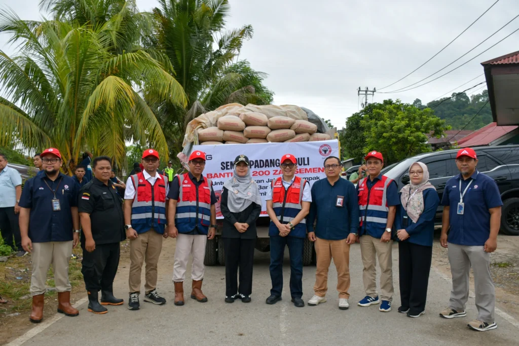 PT Semen Padang Salurkan 200 Zak Semen untuk Pengerasan Jalan Alternatif Pascabanjir Bandang di Lambung Bukit