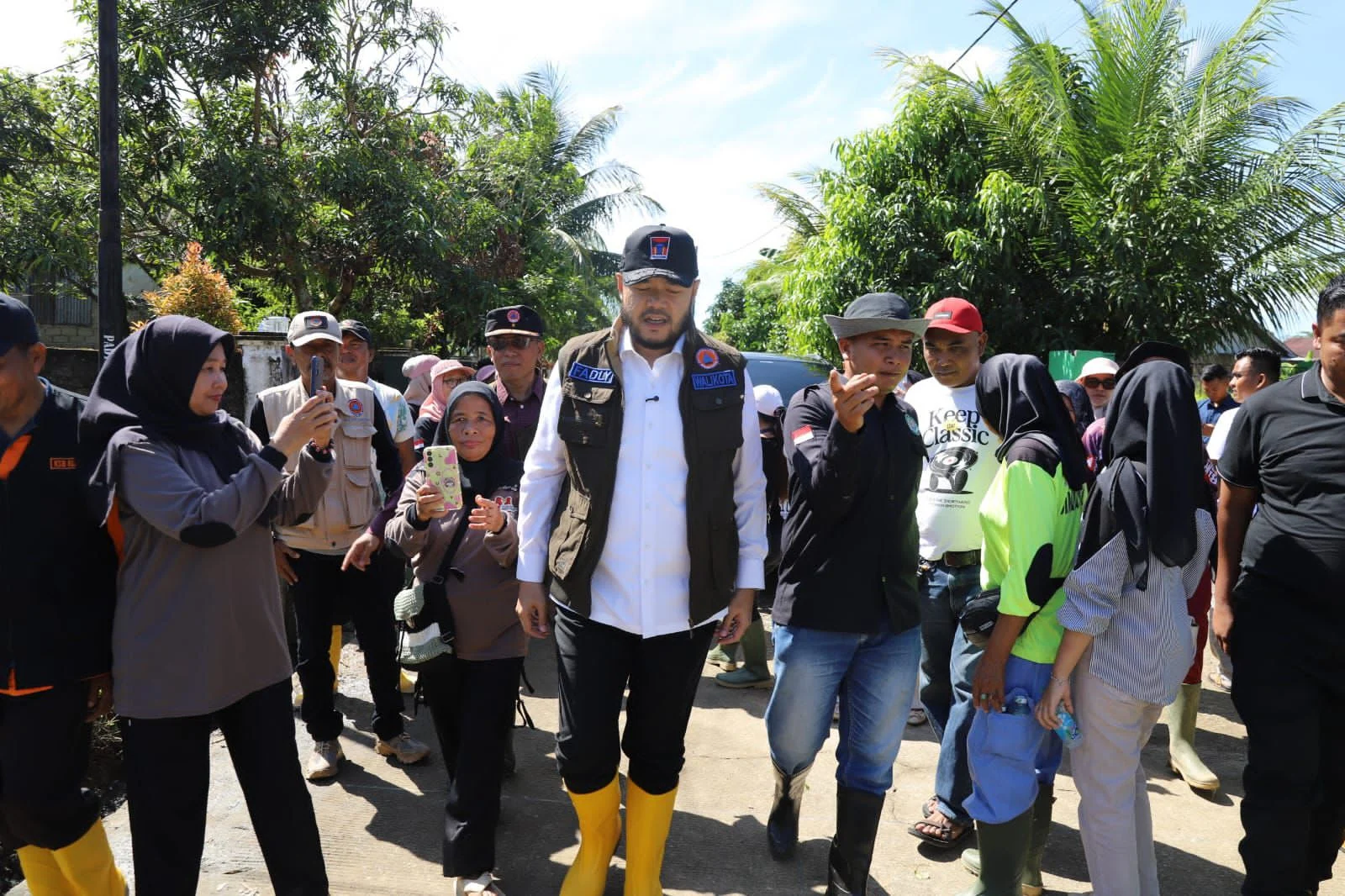 Tinjau Goro Pascabanjir di Dadok Tunggul Hitam, Fadly Amran Tekankan Pentingnya Drainase Bersih