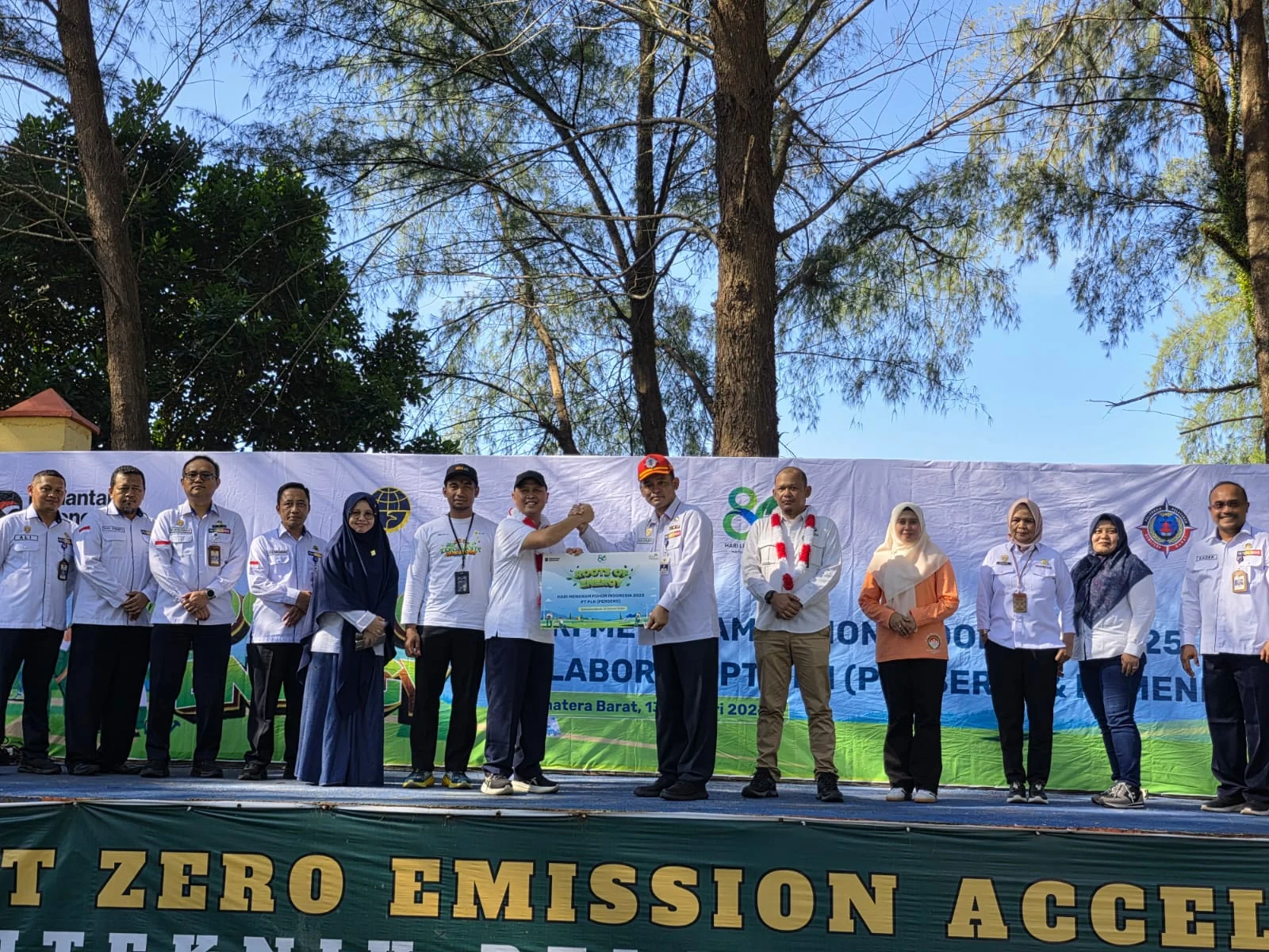 Sinergi PLN UID Sumbar dan Poltek Pelayaran dalam Menjaga Bumi Merawat Masa Depan