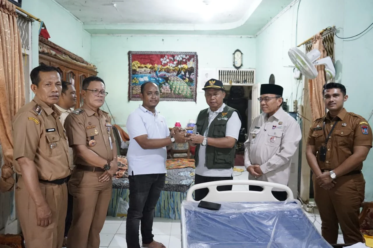 Wawako Maigus Nasir Kunjungi Lansia Sakit Komplikasi dan Salurkan Bantuan Baznas