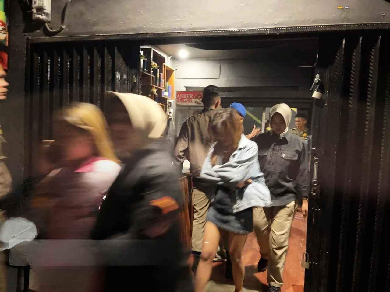 Langgar Jam Operasional, Satpol PP Bubarkan Aktivitas Tempat Hiburan di Padang Selatan