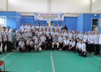 Skuad Manajemen Perumda AM Tirta Langkisau Pessel foto bersama Direktur Wendi usai pelantikan