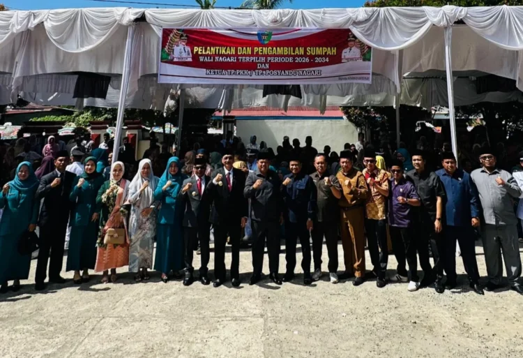 Pimpinan dan Anggota DPRD Pessel Foto bersama dengan Bupati dan Wakil Bupati Pessel usai pelantikan Wali Nagari di Kantor Perwakilan Pemkab Pessel di Tapan