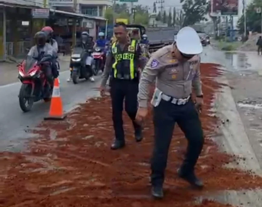 Antisipasi Laka Lantas, Satlantas Polres 50 Kota Tangani Tumpahan Solar di Sarilamak