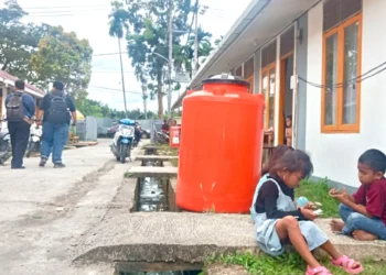 Anak-anak sedang bermain di Huntara Lubuk Buaya (Kiki Julnasri/Klikpositif/Katasumbar)