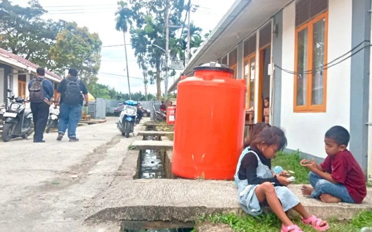 Anak-anak sedang bermain di Huntara Lubuk Buaya (Kiki Julnasri/Klikpositif/Katasumbar)