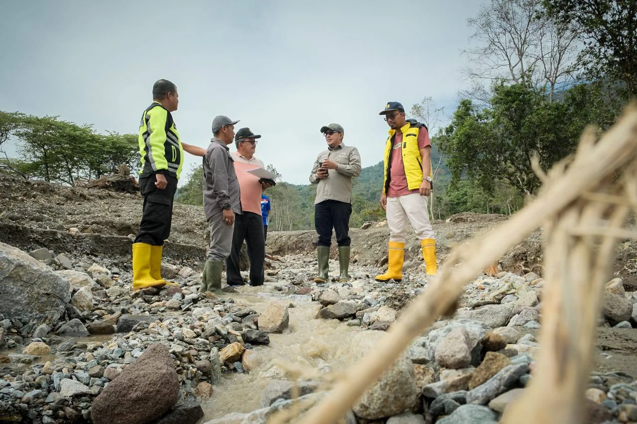 Pastikan Masa Transisi Masa Tanggap Darurat Bencana Berjalan Baik, Bupati Eka Putra Pantau Langsung Pekerja Di Lapangan