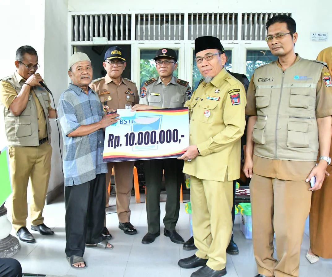 Pemko Padang Hadir untuk Warga Terdampak, BSTT Diserahkan kepada Empat KK Korban Kebakaran