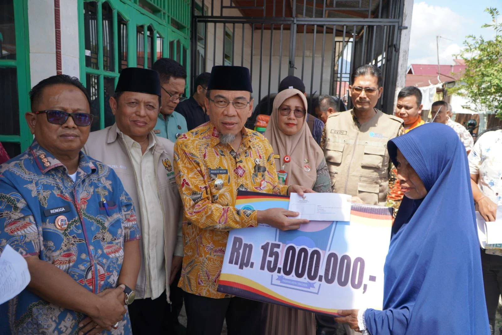 Implementasi Progul Padang Sigap, Wakil Wali Kota Serahkan Bantuan BSTT untuk Korban Kebakaran