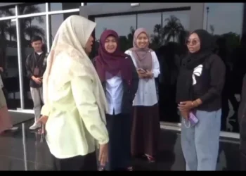 Rektor UIN IB Padang, Prof. Dr. Martin Kustati berkerudung ungu dengan baju putih menggunakan jas usai dari ruang penyidik di Kejati Sumbar, Selasa (10/2/2026)