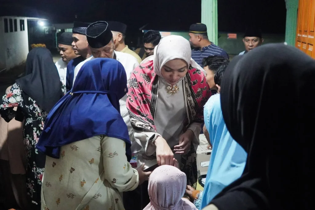 Pemkab Dharmasraya Gelar Buka Puasa Bersama Anak Yatim, Bupati Serahkan Bantuan dan Bingkisan