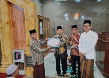 Surya Jufri Bitel menyerahkan bantuan kepada Masjid Darul Jadid Sebesar 25 juta Rupiah yang di terima langsung Ketua Masjid Nafi Naswandi di Saksikan Ketua RW 05 Pondok Ranah Minang Kelurahan Koto Lalang Defri Mulyadi.