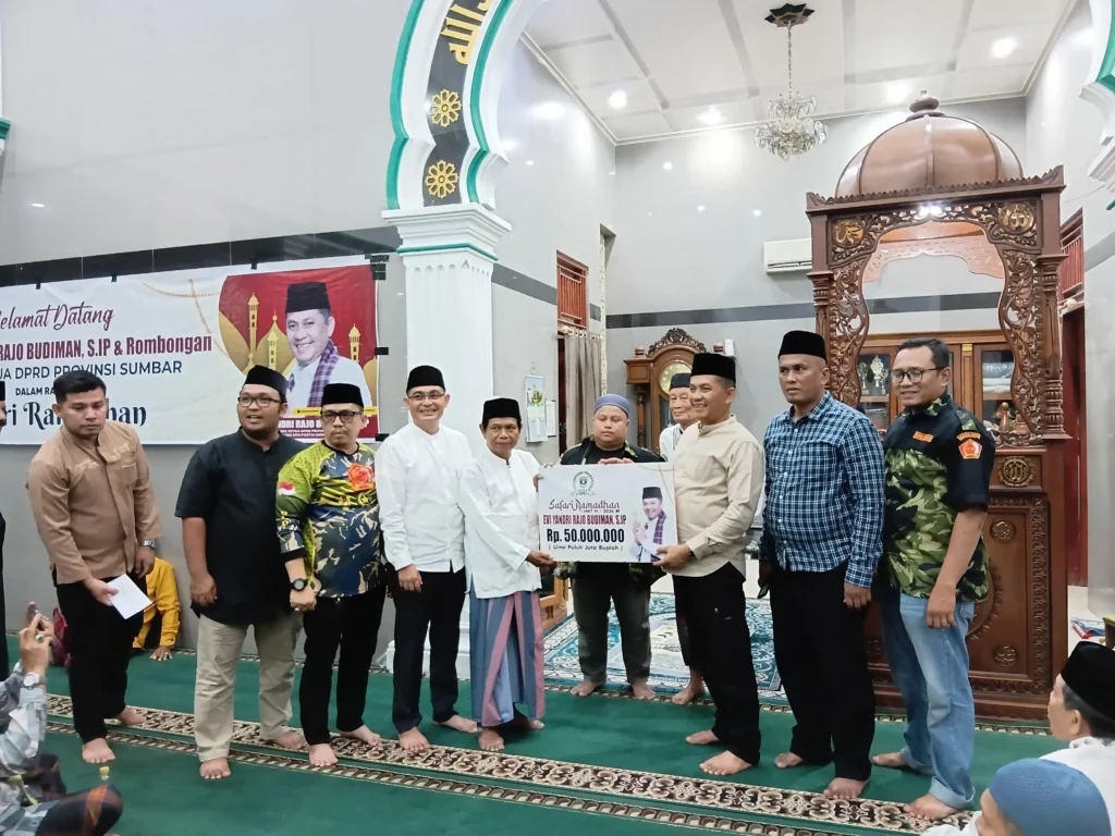 Safari Ramadan di Lubeg, Wakil Ketua DPRD Sumbar Salurkan Bantuan untuk Masjid Al-Munawarah