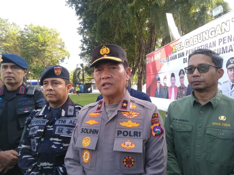 Wakapolda Sumbar Brigjen Solihin, didampingi Kadis ESDM Sumbar Helmi Heriyanto usai gelar pasukan