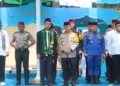 Ustadz Abdul Somad Usai Dianugerahi sebagai Penasehat Polda Sumbar oleh Kapolda Irjen. Gatot Tri Suryanta di Padang