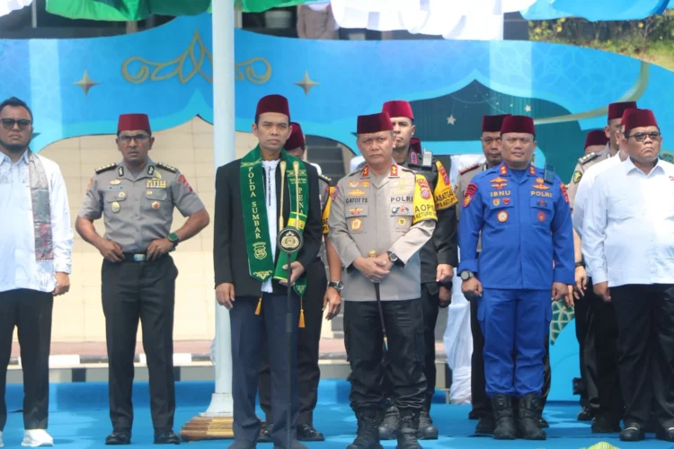 Ustadz Abdul Somad Usai Dianugerahi sebagai Penasehat Polda Sumbar oleh Kapolda Irjen. Gatot Tri Suryanta di Padang