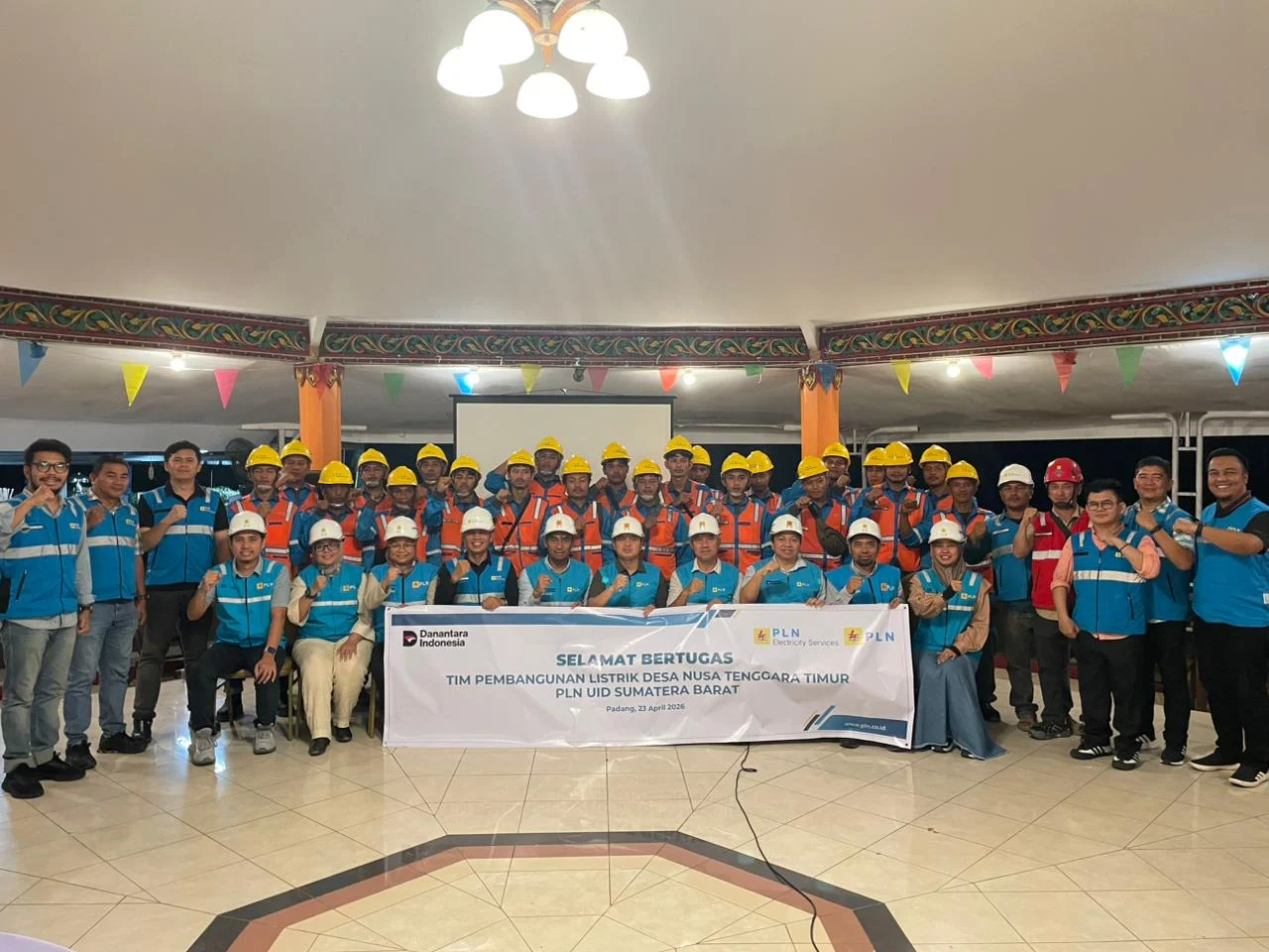 Mengantar Cahaya dari Ranah Minang: PLN UID Sumbar Lepas Pejuang Listrik ke NTT