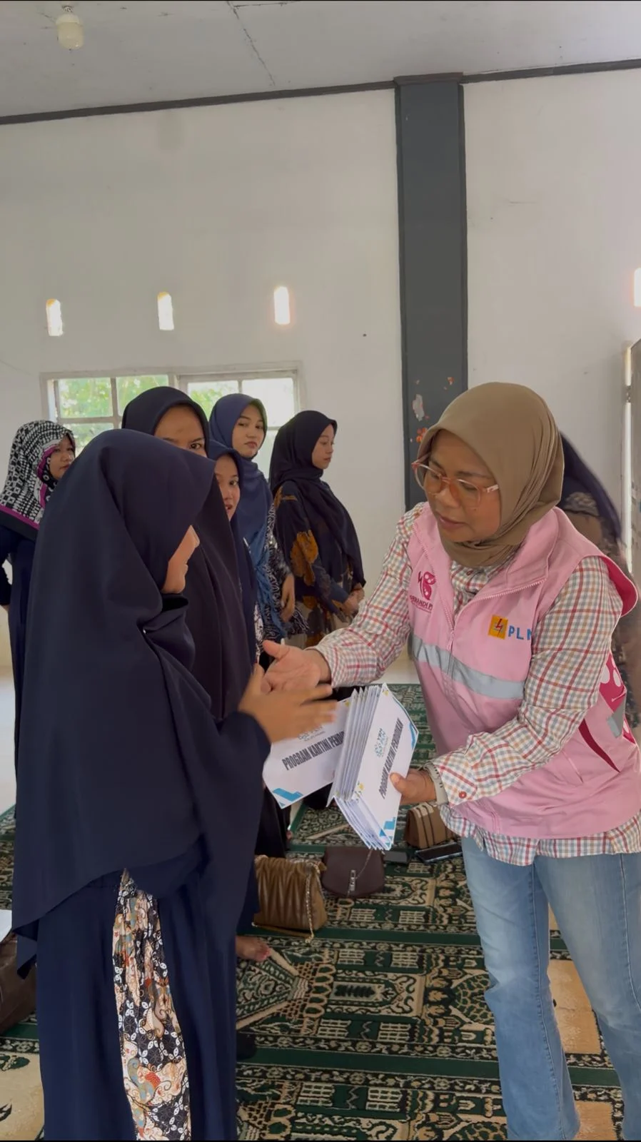 Dari PLN UP3 Padang untuk Kartini Masa Kini: Nyalakan Harapan Guru Puti Bungsu