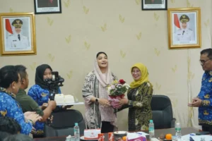 Bupati Annisa Beri Kejutan Ulang Tahun ke-68 Wabup Leli Arni