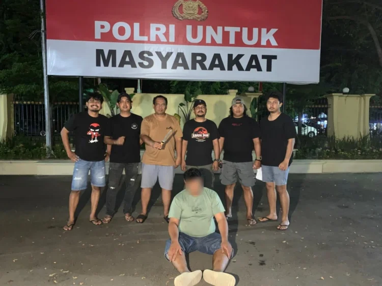 Terduga Pelaku setelah menyerahkan diri ke Polresta Padang