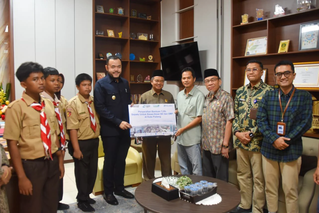 Dukung Pendidikan Pasca Bencana, Pelindo Regional 2 Teluk Bayur Serahkan 603 Pasang Sepatu untuk Pelajar di Padang