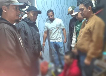 Tersangka saat diamankan Petugas Gabungan di Baso, Agam