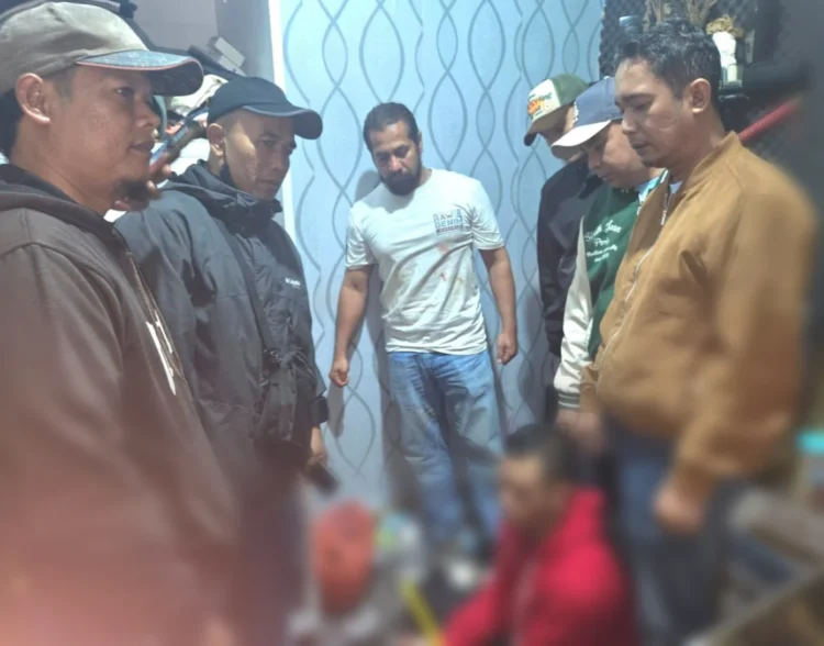 Tersangka saat diamankan Petugas Gabungan di Baso, Agam
