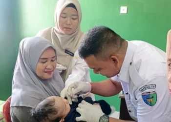 Wali Nagari Pasar Tapan, Doni Putra saat memberikan imunisasi bayi