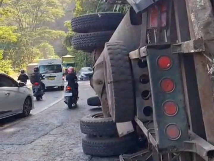 Jalur Padang-Solok di Sitinjau Lauik Kini Kembali Lancar