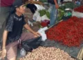 Suasana Pedagang Cabai di Pasar Painan, Pessel