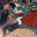 Suasana Pedagang Cabai di Pasar Painan, Pessel