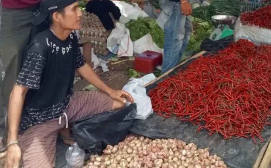 Suasana Pedagang Cabai di Pasar Painan, Pessel