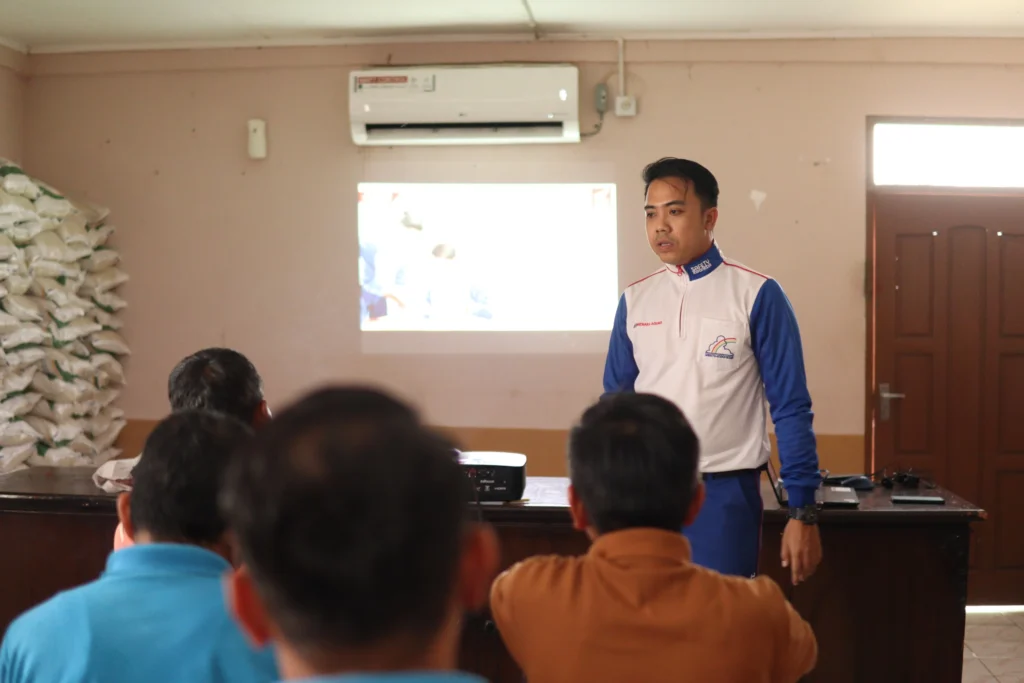Edukasi #CariAman Hadir di Lintau, Menara Agung Ajak Masyarakat Lebih Disiplin Berkendara