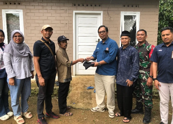 PT Semen Padang Serahkan Kunci Rumah Layak Huni untuk Warga Koto Lua, Wujud Nyata Kepedulian Sosial Perusahaan