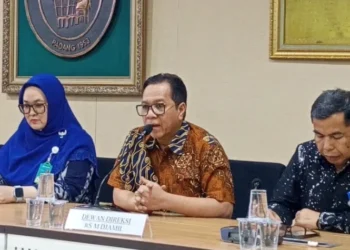 Direktur Utama RSUP Dr. M. Djamil Padang, Dovy Djanas saat jumpa pers, Selasa (21/4/2026)