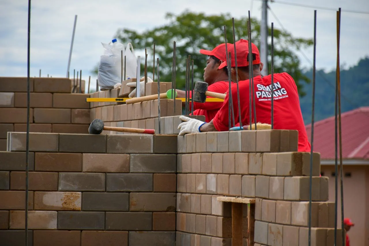Tinjau Progres Huntap Buddha Tzu Chi Berbahan Sepablock, Dirut SIG Pastikan Kualitas Konstruksi