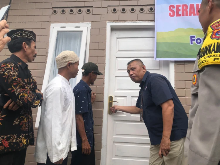 Harapan Baru dari Limau Manis: Mulyadi Terima Kunci Rumah Usai 15 Tahun Tinggal di Pondok Sawah
