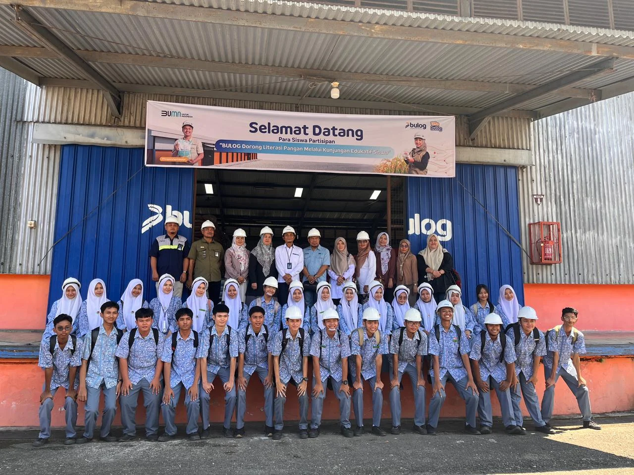 Edukasi Literasi Pangan, Siswa SMA N 6 Padang Kunjungi Gudang BULOG Sumbar