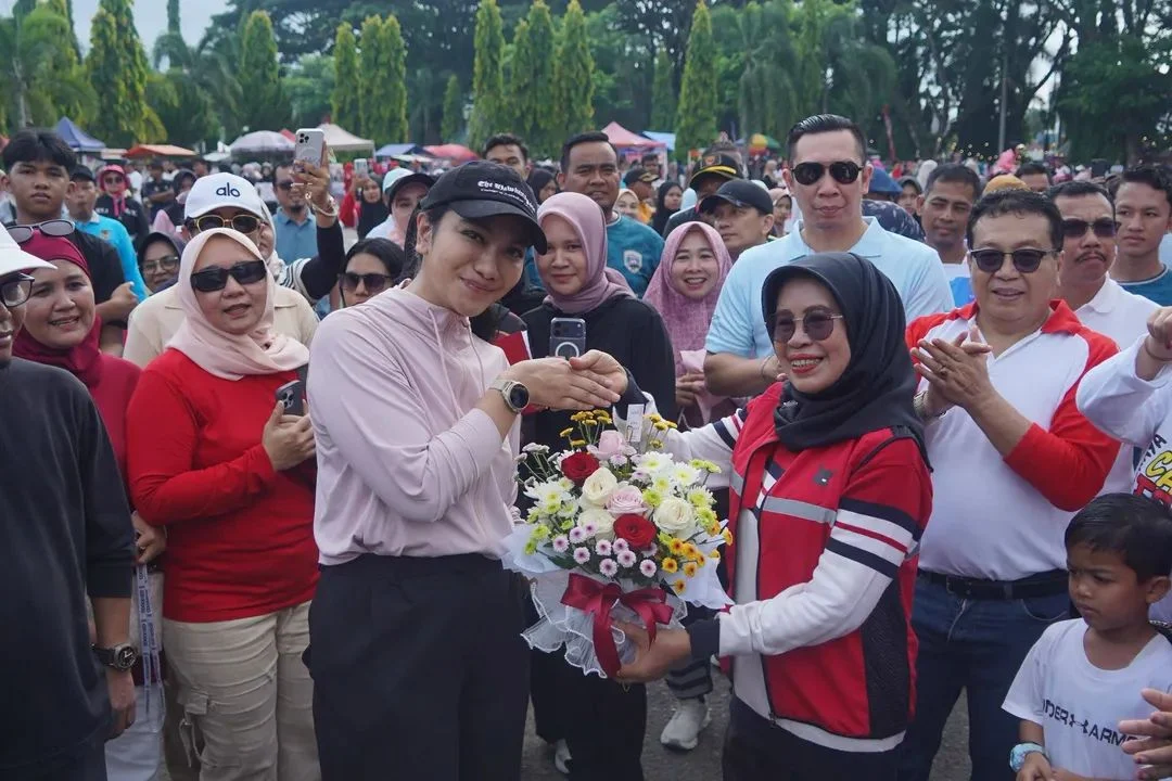 Peserta Dharmasraya Car Free Day Beri Kejutan Ulang Tahun ke-36 untuk Bupati Annisa