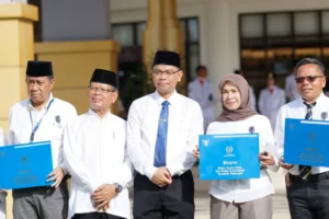 Image UNP Anugerahkan Satyalancana Karya Satya kepada ASN pada Peringatan Hardiknas 2026