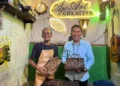 Erick pemilik Ajo Art Creative bersama Branch Manager BRI Khatib Sulaiman Anang Sigit Harwanto