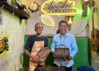Erick pemilik Ajo Art Creative bersama Branch Manager BRI Khatib Sulaiman Anang Sigit Harwanto