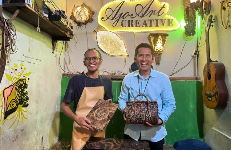 Erick pemilik Ajo Art Creative bersama Branch Manager BRI Khatib Sulaiman Anang Sigit Harwanto