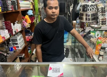Tomi di tokonya di Tua Pejat, Pulau Sipora Utara,  Kabupaten Kepulauan Mentawai