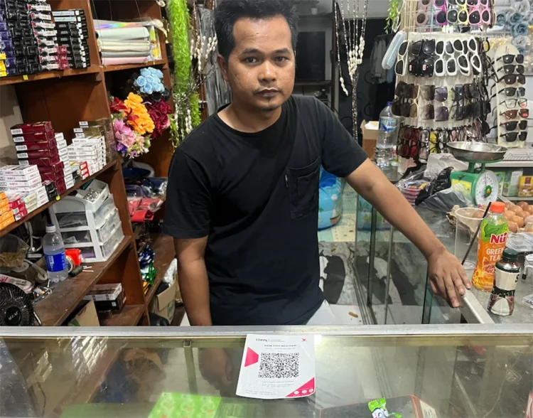 Tomi di tokonya di Tua Pejat, Pulau Sipora Utara,  Kabupaten Kepulauan Mentawai