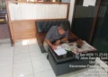 Isendra saat mengisi formulir pengaduan di
UPTD Pengawasan Ketenagakerjaan Wilayah I, Dinas Tenaga Kerja dan Transmigrasi Sumbar
