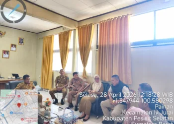 Petugas Imigrasi Padang saat di Kantor Kesbangpol Pessel